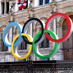 Das Rathaus von Paris mit den Olympischen RIngen im Vordergrund