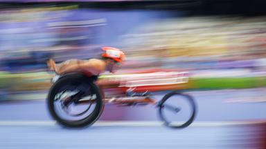 Ein Para-Leichtathlet mit dem Handbike auf der Strecke