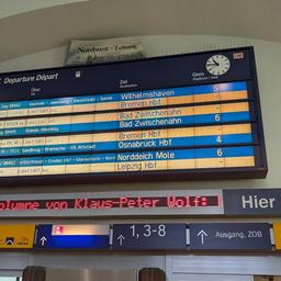 Die Anzeigetafel am Oldenburger Bahnhof zeigt, dass mehrere Züge nach Bremen ausfallen und verspätet sind.