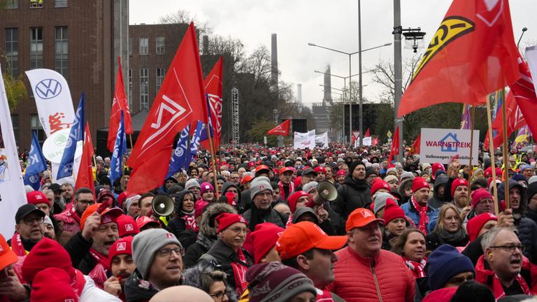 Mitarbeiter von VW in Wolfsburg im Warnstreik 