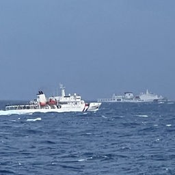 Ein chinesisches Küstenwachschiff (Mitte), das in den Gewässern östlich von Taiwan an Schiffen der taiwanesischen Küstenwache (l und r) vorbeifährt. 