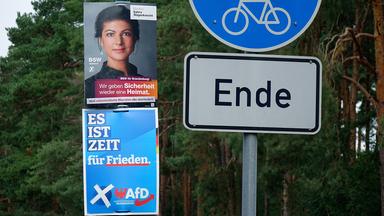 Wahlplakate von BSW und AfD