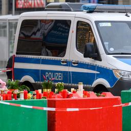 Ein Wagen der Polizei steht vor Betonabsperrungen des Weihnachtsmarkts in Magdeburg.