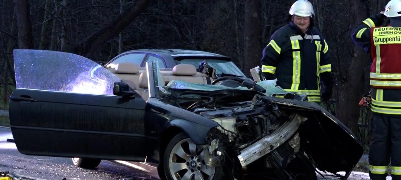 Feuerwehrleute an einem Auto nach einem tödlichen Unfall in Westoverledingen.