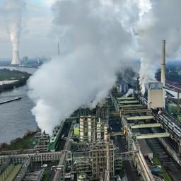 Hüttenwerk mit Kokerei in Duisburg-Marxloh am Rhein.