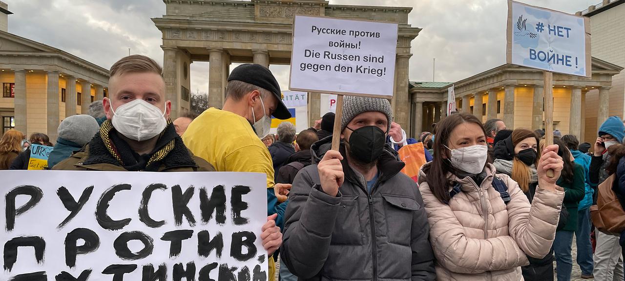 Russische Dissidenten demonstrieren am 22. Februar 2022 in Berlin für Frieden.