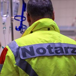 Ein Notarzt steht bei einer Schockraumübung der Feuerwehr bei der Patientübergabe im Krankenhaus.