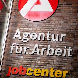 Im Gebäudeeingang spiegeln sich die Schriftzüge vonn Agentur für Arbeit und Jobcenter.