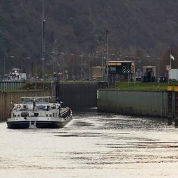 Ein Frachtschiff fährt auf der Mosel in die Schleuse Lehmen ein (Archivbild). Nach dem Schleusenunfall wird deutlich, dass der Ausbau der Moselschleusen dringend nötig ist. Aber warum dauert das so lange?