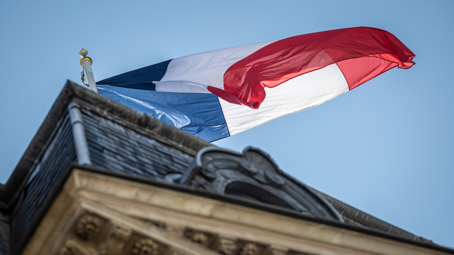 Die französische Flagge weht auf dem Dach des Élysée-Palastes in Paris.