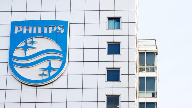 Logo an einem Gebäude der Philips-Zentrale