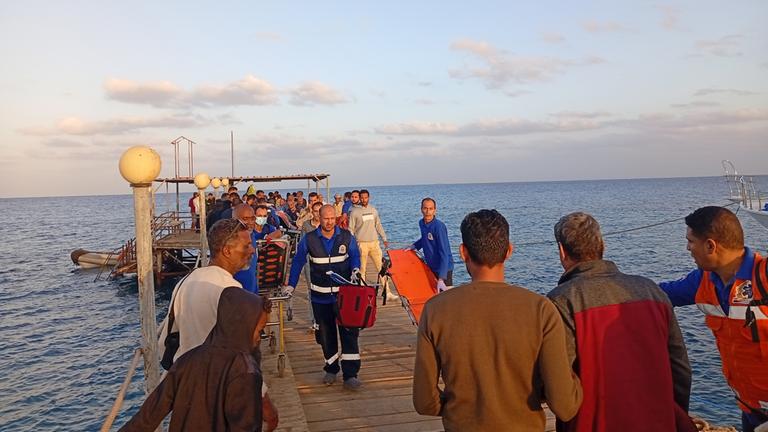 Rettungskräfte auf einem Pier im ägyptischen Marsa Alam.