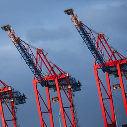 Containerbrücken am Containerterminal von Eurogate im Hamburger Hafen.