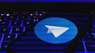 Smartphone mit Logo der Telegram-App