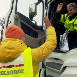 Lkw-Fahrer haben vor Weihnachten bei einer gemeinnützigen Aktion an einem Rastplatz Geschenke erhalten.