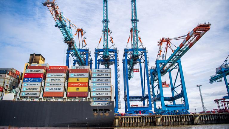 Ein Schiff liegt im Containerhafen Bremerhaven