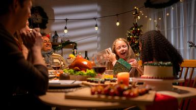 Kinder freuen sich über Weihnachtsgeschenke.