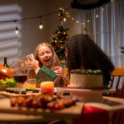 Kinder freuen sich über Weihnachtsgeschenke.