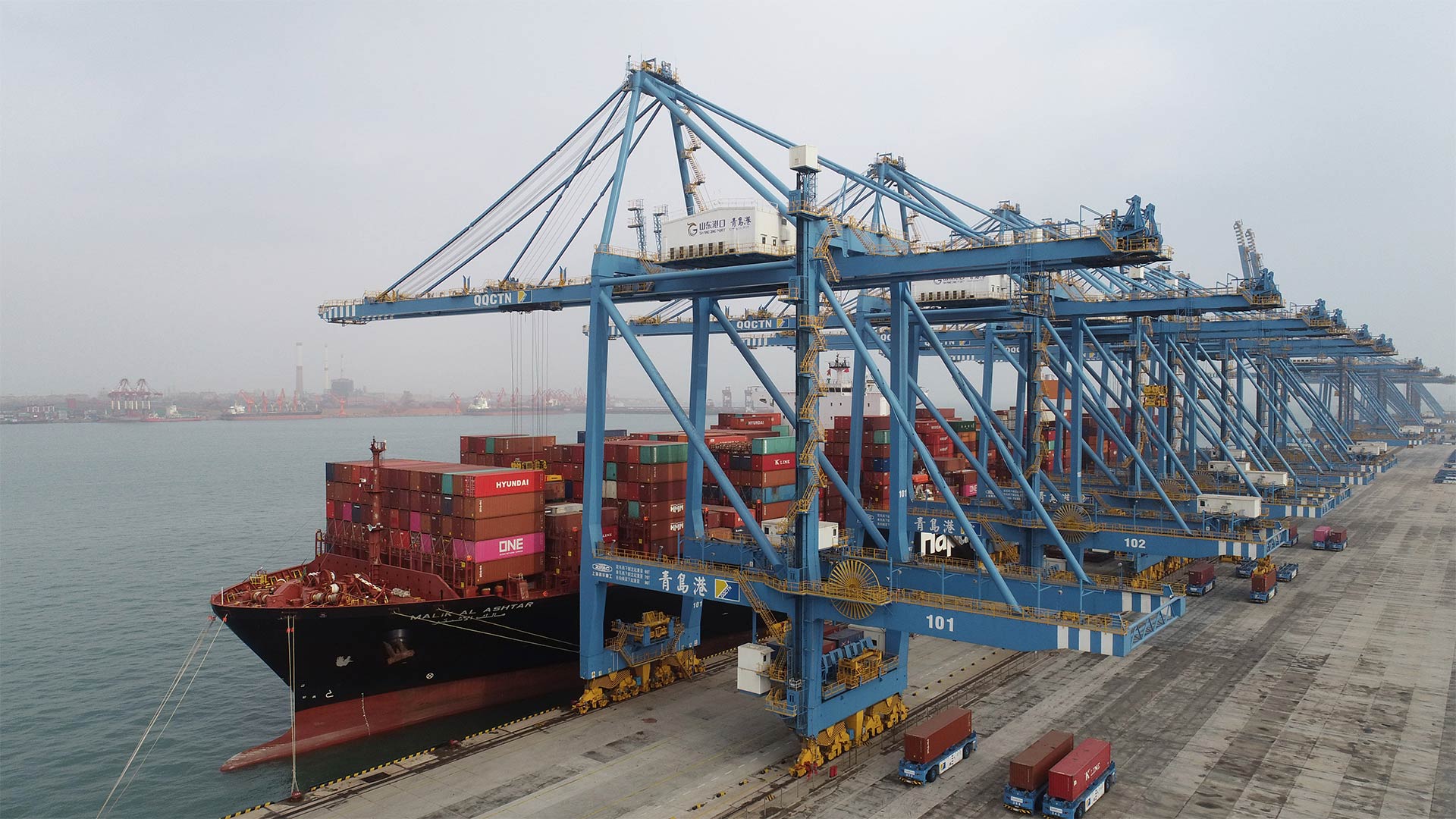 Containerschiff am Dock des Hafens von Qingdao, der ostchinesischen Provinz Shandong.