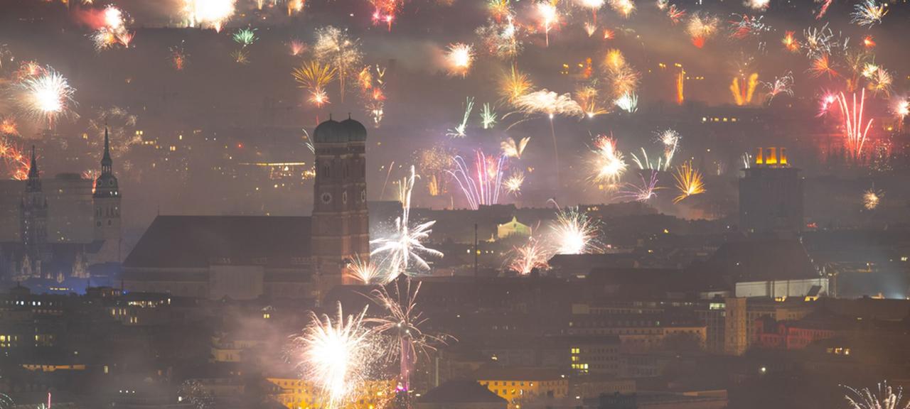 01.01.2024, München - Feuerwerk über der Landeshauptstadt, rund um die Frauenkirche explodieren Raketen und andere Feuerwerkskörper.