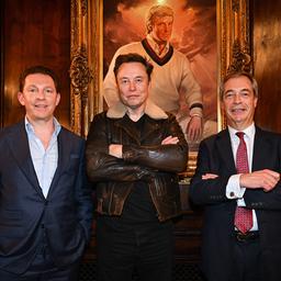 Nick Candy (l.), Elon Musk (m.) und Nigel Farage (r.) 