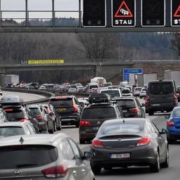 Stau auf einer Autobahn kurz vor Weihnachten.