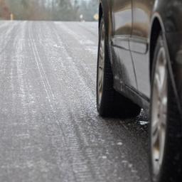 Ein Auto fährt auf einer glatten Straße (Symbolbild). Laut Polizei haben sich in der Nacht mehrere Unfälle wegen Schnee und Glatteis ereignet.