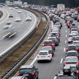 Auf einer Autobahn staut sich der Verkehr in einer Richtung auf drei Spuren - zum Beginn der Weihnachtsferien in RLP wird viel Verkehr erwartet