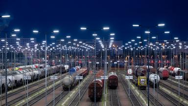 Güterwaggons stehen unter hunderten LED-Lichtern im Güterbahnhof in Halle/Saale.