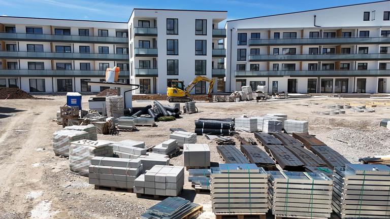 Blick auf eine Baustelle von Neubauwohnungen in Kirchheim bei München.