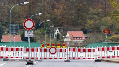 Absperrung auf der Elbbrücke im sächsischen Bad Schandau.