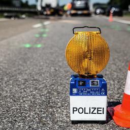 Symbolbild:Ein Signallicht und ein Kegel der Polizei stehen bei einer Absperrung wegen eines Unfalls auf der Fahrbahn.(Quelle:imago images/onw-images)