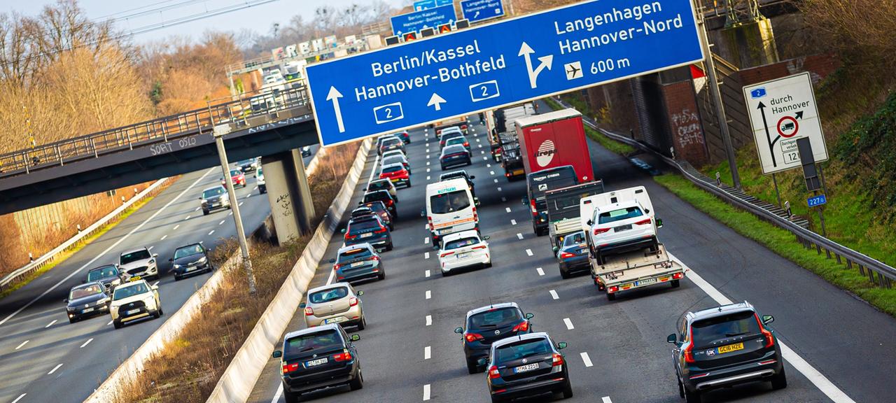 Der Verkehr stockt auf der Autobahn 2