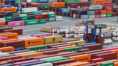 Container lagern im Hamburger Hafen.