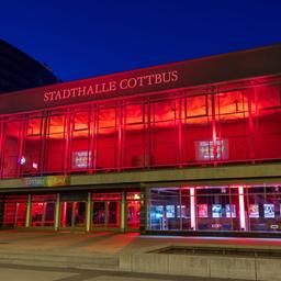 Night of Lights in Cottbus, die Stadthalle Cottbus ist rot beleuchtet. (Quelle: dpa/Andreas Franke)