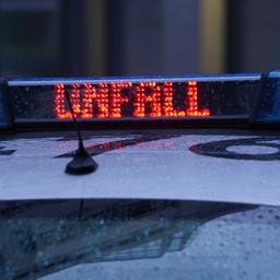 Der Schriftzug "Unfall" ist neben dem Blaulicht auf dem Dach eines Polizeiautos zu lesen.