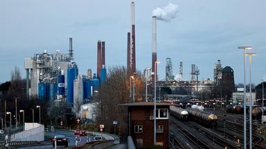 Industrieanlagen und Güterbahnhof in Köln Godorf. 