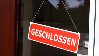 Schild mit der Aufschrift "geschlossen" hängt in einem Geschäft.