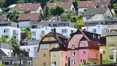 Wohnhäuser in Hanglage.