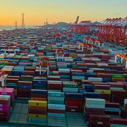 Container und Verladekräne im Containerhafen Yang Shan, Shanghai.