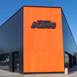 Ein Gebäude mit oranger Seitenwand, darauf der Schriftzug "KTM"