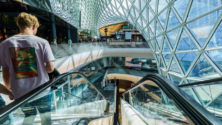 Menschen im  Shopping Center "MyZeil" in Frankfurt am Main.