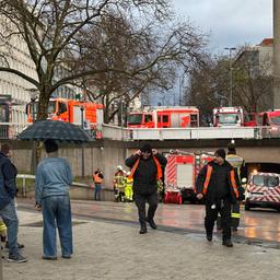 Feuerwehrleute bei Brand am Kölner Ebertplatz