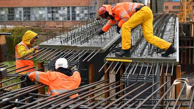 Die Stahlträger-Konstruktion an der Friedrich-Naumann-Brücke wird montiert.