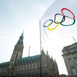 Im Jahr 2015 wehte die Olympische Fahne vor dem Hamburger Rathaus