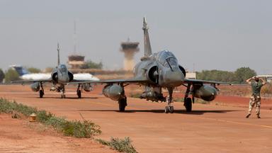 Französische Mirage-Jets auf einer Piste in Mali