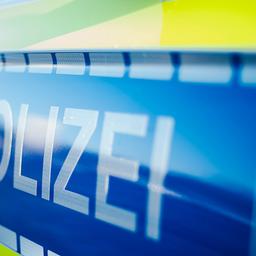 Auf der Autotür eines Streifenwagens steht der Schriftzug Polizei.