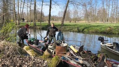 Die "Spreewälder Gurkentruppe" lädt Schrott von einer ehemaligen Deponie auf den Kahn.