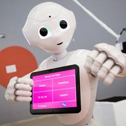 Der Roboter Pepper kommuniziert mit einem Tablet mit den Menschen.