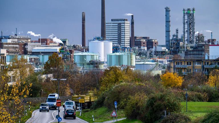 Chemieanlagen bei Leverkusen.